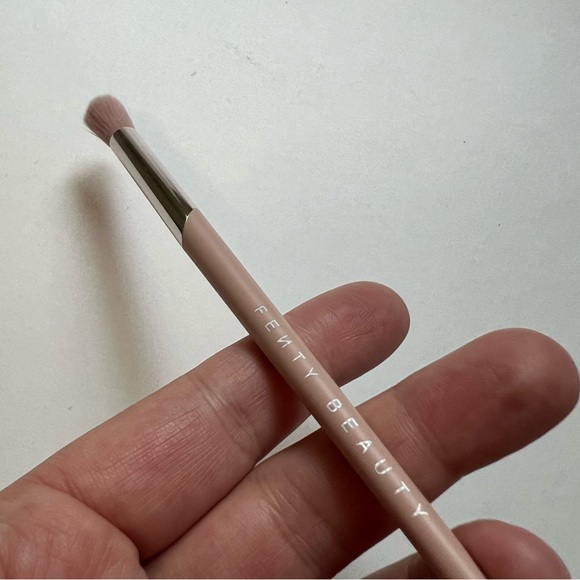 Fenty Beauty Eye Blending Brush 210 - Picture 3 of 6